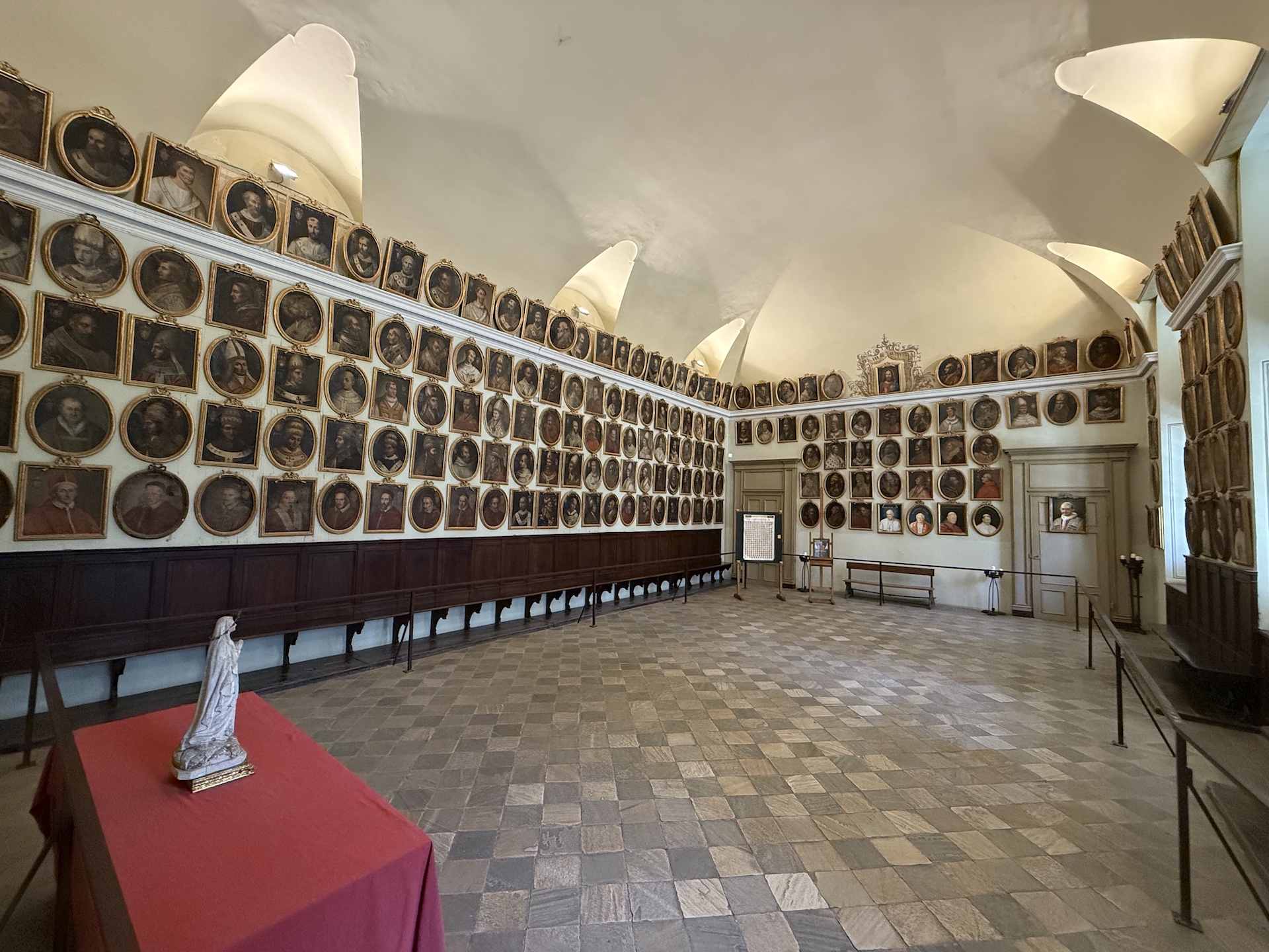 La Sala de los Papas en la Basílica de Superga